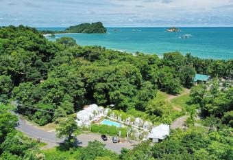 Igloo Beach Lodge has Balcony rooms