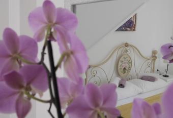 Villa Claudia has Balcony rooms