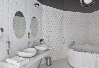 Hotel Lenart has rooms with a private hot tub