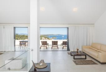 Maki Exclusive Apartments has Balcony rooms