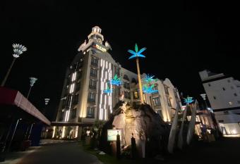                       Hotel Palms allows 18 year olds to book a room