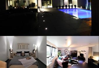 WK12 APPARTEMENT has rooms with a private hot tub