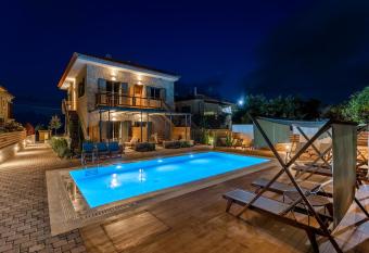 Sophia s Beach House allows 18 year olds to book a room