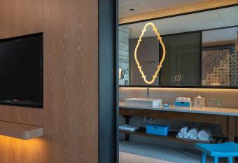 Renaissance Xiamen Hotel has rooms with a private hot tub