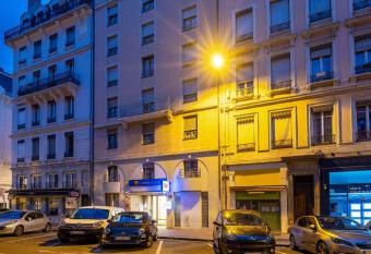 Adagio Access Lyon Centre Universit   allows 18 year olds to book a room