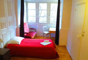 H  tel Patricia - Strasbourg Hyper Centre allows 18 year olds to book a room