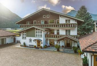 Garni Zimmerhofer allows 18 year olds to book a room