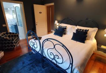 L Americano Luxury Rooms has rooms with a private hot tub