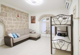 Private Hostel - Best location allows 18 year olds to book a room