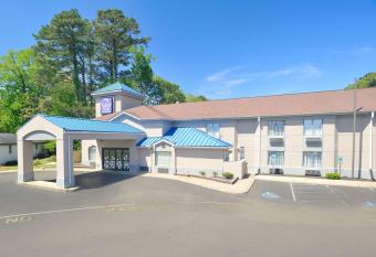 Sleep Inn and Suites Chesapeake - Portsmouth has rooms with a private hot tub