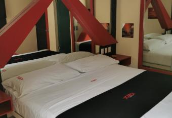 MOTEL TOREO allows 18 year olds to book a room