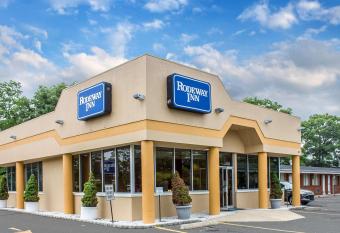 Rodeway Inn MacArthur Airport has Smoking rooms