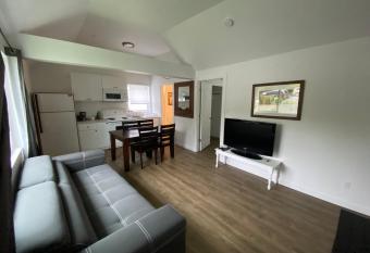 Harrison Lake Cottages has Balcony rooms