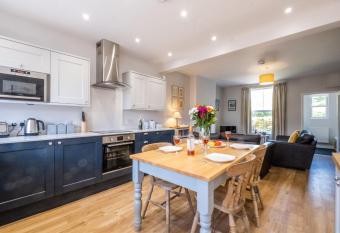 Elm Cottage has Balcony rooms