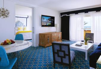 Eau Palm Beach Resort & Spa has rooms with a private hot tub