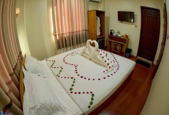 Hotel Homey Mandalay has rooms with a private hot tub