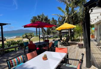 Driftwood Beachfront Accommodation, Cable Bay, Owhetu has Balcony rooms