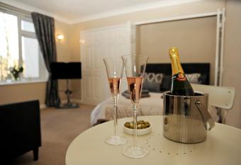 Apartment Bournemouth centre close to beach allows 18 year olds to book a room