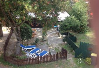 Agr  able chalet de 52m2 au verdon-sur-mer has Balcony rooms