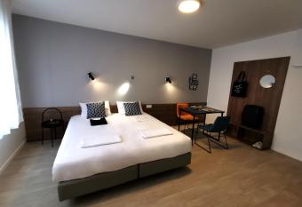 Break & Home Paris Italie Porte de Choisy allows 18 year olds to book a room