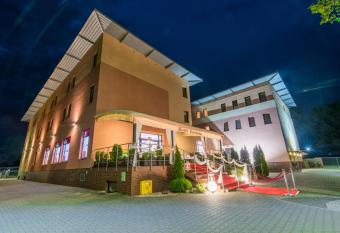 Hotel Texicana allows 18 year olds to book a room