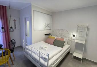 Gabriel Apartments - Jaffa Street By The Market has Balcony rooms