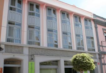 Apartamentos San Sebasti  n allows 18 year olds to book a room