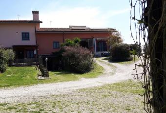 Grazioso appartamento in villa allows 18 year olds to book a room