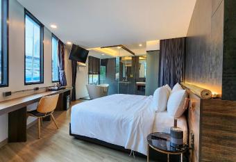 Hotel Ordinary Bangkok has rooms with a private hot tub