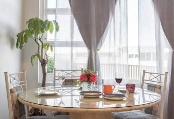 Miracle Miranda Sydney Apartment has rooms with a private hot tub