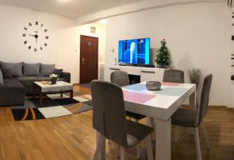 Paris apartment -Free private parking allows 18 year olds to book a room