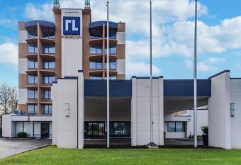 St. Louis Airport Hotel allows 18 year olds to book a room