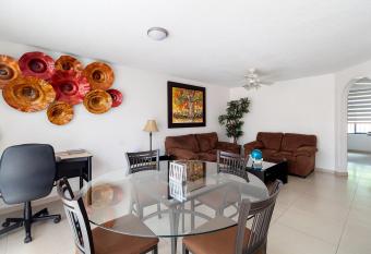 Acogedora Suite Alberca Bernardo Quintana 3B allows 18 year olds to book a room