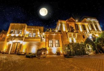 Mira Cappadocia Hotel has rooms with a private hot tub