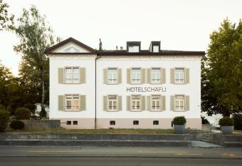 Hotel Sch  fli allows 18 year olds to book a room