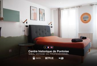 Studio cosy en plein c  ur historique de Pontoise allows 18 year olds to book a room