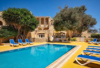 Razzett Ghasri has Balcony rooms