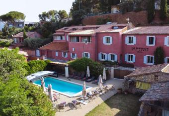 La Maison des Ocres allows 18 year olds to book a room