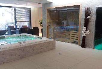 Hotel Restaurant L Echo du Lac has Balcony rooms