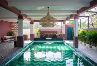 Casa Blanca Lakecity has Balcony rooms