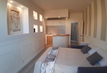 Hs4U Ilya Delux nice apartment allows 18 year olds to book a room