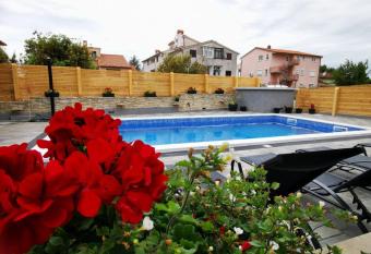 Apartment Brioni Sea,Garden,Poll view & Hot Tub 2 plus 2 80m2 tiki bar has Balcony rooms