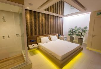 MOTEL CLASS allows 18 year olds to book a room