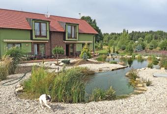 Lake View Apartments near Golf Resort Kun  tick   Hora, D    te   allows 18 year olds to book a room