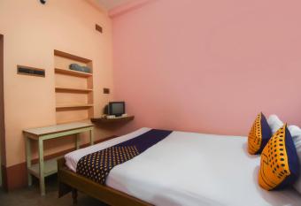 OYO Hotel 65035 Maa Laxmi Lodge allows 18 year olds to book a room