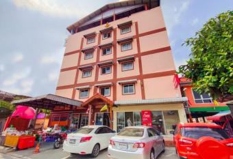 Baan Yuyuen allows 18 year olds to book a room