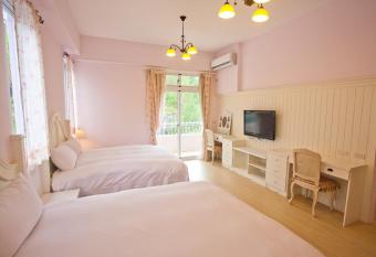 Bear Meets Moose Homestay B&B has Balcony rooms