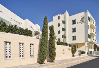 Favie Suzanne allows 18 year olds to book a room