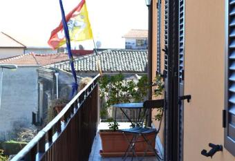 One bedroom appartement with furnished balcony and wifi at Nicolosi has Balcony rooms