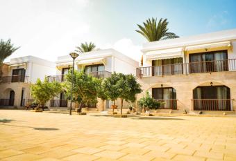 Golden Palms Guest House & Cafe has Balcony rooms